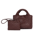 Dunkelbraune handgewebte Leder-Mini-Korbtasche mit passendem Reißverschlussetuis - Kaffeebraun