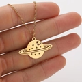 Primer plano del colgante de Saturno dorado con patrones de estrellas y sol en una cadena fina - Dorado