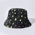 Makro-Textur des flauschigen Fischerhuts aus Kunstpelz mit bunten Leoparden-Punkten - M (56-58cm) / Schwarz