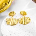 Detalle macro de pendientes de hoja de ginkgo dorada con textura de venas realista - Oro de 18K / Dorado