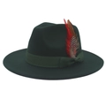Nahaufnahme grüner Wollfilz-Fedora-Hut mit dekorativer Schleife und bunten Federn - M (56-58cm) / Dunkelgrün