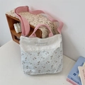 Detalle de bolso de lona floral con bordado de encaje y correa rosa en estilo rústico - Flores de Sarga Azul