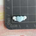 Mini corazón de resina azul claro con alas blancas en tapete de medida para artesanía - Corazón con Alas / Mini / Azul