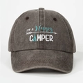 Detalle del bordado I'm A Happy Camper en una gorra de algodón gris oscuro lavada - Talla única / café