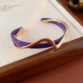 Macro detail of wave-shaped purple enamel and gold-plated double-layer open bangle - Wave Open Style (HB437) / Gold/Purple