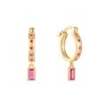 Nahaufnahme von vergoldeten S925-Silberohrringen mit rosa Zirkonia und Rautenmuster - Gold-Rosaroter Zirkonia