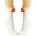 Nahaufnahme weißer Korallenfleece-Socken mit süßer Kürbis-Deko auf einem Schaufensterpuppe - Kürbiskopf / Weiß