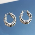Orecchini a cerchio in argento con perle bianche incastonate su fondo blu - Argento