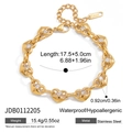 Dettaglio del bracciale a maglie a cuore dorate in acciaio inox con zirconi e misure - Catena a Cuore in Oro (JDB0112205)