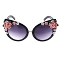 Occhiali da sole neri cat eye con fiori 3D e lenti sfumate viola di tendenza - Nero (Montatura Nera/Lente Sfumata Viola)