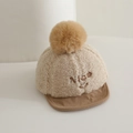 Dettaglio della trama in pile, tesa in velluto e ricamo Nice sul berretto invernale neonato - 48-50cm (1-2 anni) / Cachi