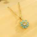 Collar de girasol dorado con pétalos de piedra azul claro sobre fondo texturizado - Flor Azul Claro Dorada