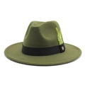 Détail du chapeau de laine vert olive avec ruban noir, plume verte et insigne M doré - Vert Militaire