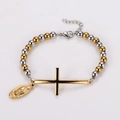 Detail van religieuze kralenarmband met gouden kruis en maria ovaal hangertje - 18+3cm / Goud & Zilver