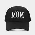 Detalle del bordado blanco MOM en una gorra de béisbol de lona de algodón negro - Sólido MOM / Negro