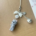 Ciondolo gattino grigio floccato con fiocco bianco e charms a forma di cuore - Gatto grigio