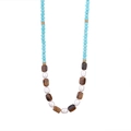 Dettaglio macro di occhio di tigre naturale, perle turchesi e perle su collana artigianale - Stile Celeste Marrone Bianco (Style 2)
