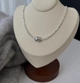 Collar minimalista de plata 925 con cadena texturizada y colgante de perla gris - Plata (Perla de concha gris)