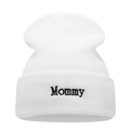 Détail du bonnet en maille côtelée blanche avec broderie Mommy en noir - Taille unique / Mommy Blanc