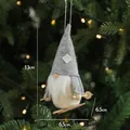 Gnomo di Natale fatto a mano con sci in legno e cappello in feltro grigio per l'albero - Pendaglio di Natale Con Cappello Grigio Chiaro