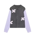 Cardigan en maille bicolore gris et lilas avec des patchs floraux en peluche douce - S / Lavande