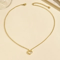 Collana a cuore dorata con incisione LOVE e piccoli cristalli su una catena sottile - collana - oro