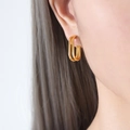 Pendientes geométricos minimalistas de doble aro en forma de U dorados en el modelo - Dorado
