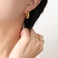 18K gold plated C-shaped earrings with green zircon and curved white pearl ring - Gold Green Zirconia