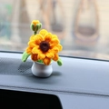 Primo piano di un girasole all'uncinetto fatto a mano sul cruscotto dell'auto - Girasole in Vaso di Ciniglia
