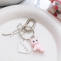 Détail du porte-clés chat en peluche rose avec breloque cœur Love et nœud argenté - Porte-clés Chat Rose Couché