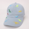 Detail van het kleurrijke dinosaurusborduurwerk op een lichtblauwe katoenen kinderpet - Kinderen 2-6 Jaar (48-52CM Verstelbaar) / Hemelsblauw