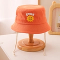 Dettaglio cappello pescatore arancione con ricamo smile e cordino antivento bianco - 52cm (Consigliato 3-8 Anni) / Arancione