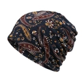 Makroaufnahme der dunkelblauen Paisley-Strickmütze mit weicher Kaschmir-Textur für Damen - Schwarz