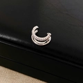 Dettaglio dell'ear cuff doppio argento con pavé scintillante di pietre in zircone - Stile a Doppio Strato con Fila di Zirconi (12#)