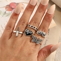 Set di cinque anelli retrò in argento con ciondoli a farfalla e cuore indossati sulla mano - Vintage Set Anelli Farfalla Coltello 5 Pezzi / Argento
