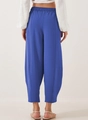 Rückansicht der lockeren blauen Cropped-Haremshose mit elastischem Kordelzug am Bund - S / Saphirblau