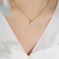 Elegante collar de acero de titanio dorado con un colgante redondo de circonia para mujer - Dorado