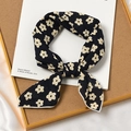 Carré de soie noir élégant avec imprimé floral crème et bordure douce finie - Adénium Noir