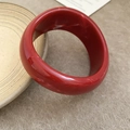 Minimalistisches rotes Marmor Acryl Armband mit eleganten weißen Harz Wirbeln im breiten Stil - Rot mit Weißer Textur