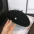 Klassische schwarze Wollbaske mit weißem Perlenbesatz und silbernem M-Logo für Damen - Kinder(50-54cm) / Schwarz