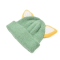 Dettaglio cappello invernale in peluche verde con graziose orecchie di gatto gialle e bianche - Cappello di peluche con orecchie di gatto per bambini / Verde