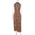 Detailweergave van de luipaardprint maxi-jurk met diepe V-hals en open rug nauwsluitend - S / Luipaardprint
