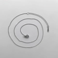 Dettaglio catena in acciaio inossidabile argento con chiusura a moschettone e estensione - Catena Curb Argento