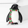 Detail der Pinguin-Brosche mit schwarz-weißem Emaille und roten Kristallakzenten - Weiß