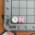 Gros plan d'une mini breloque en résine forme OK mesurée sur une règle de précision - 11*OK Mini