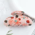 Haarklammer aus rosa Acryl mit festlichen Mustern aus Schneeflocken und Geschenken - Schneeflocke/Geschenkbox-Muster / Rosa