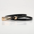 Cintura sottile nera lucida da donna con fibbia in lega dorata e finitura elegante e chic - Nero