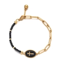 Detalle de colgante de cruz y cuentas negras en pulsera de cadena de eslabones dorados - Negro
