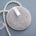 Dischetto struccante rotondo in fibra di carbone di bambù grigio con nastro e bordo bianco - Grigio