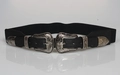 Détail d'une large ceinture élastique noire avec doubles boucles ciselées en argent - Boucle Argentée